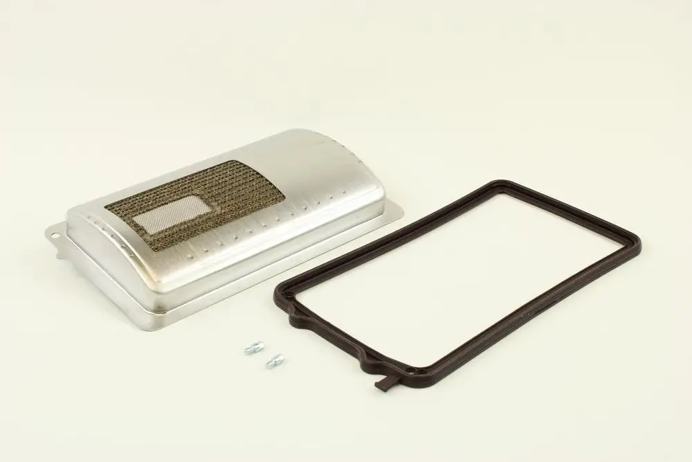 BOSCH Brennergehäuse mit einer Metallabdeckung und einem Gummidichtungselement, daneben zwei Schrauben.